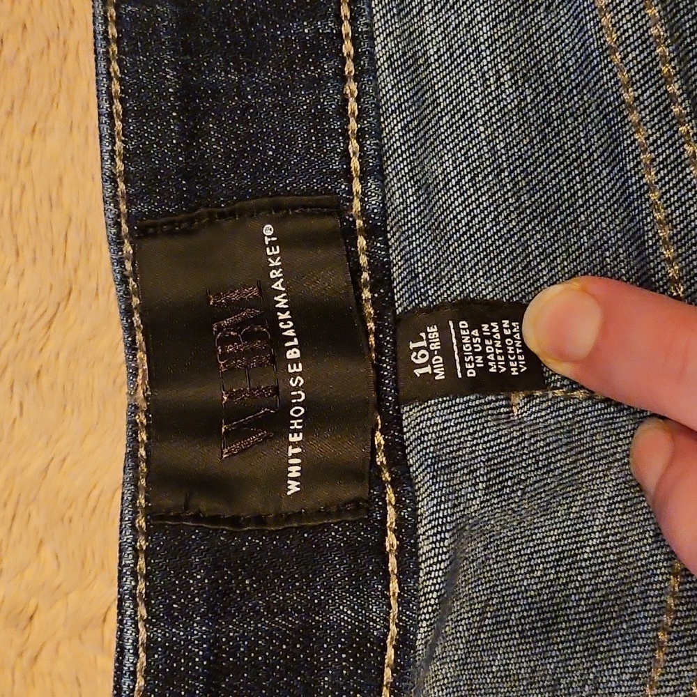 White House Black Market - Gently Worn Midrise Girlfriend Everyday Soft Jeans - Picture 4 of 9